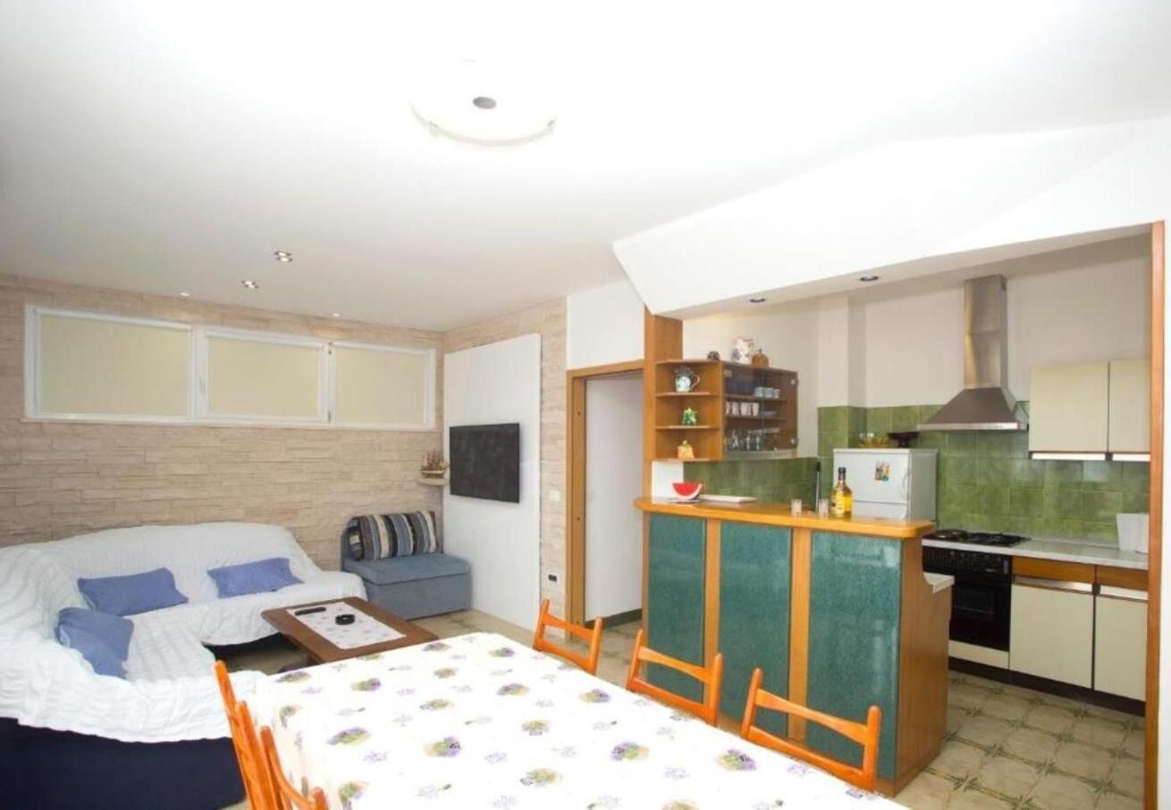 Apartments Damir - 80 M From Beach Postira Luaran gambar