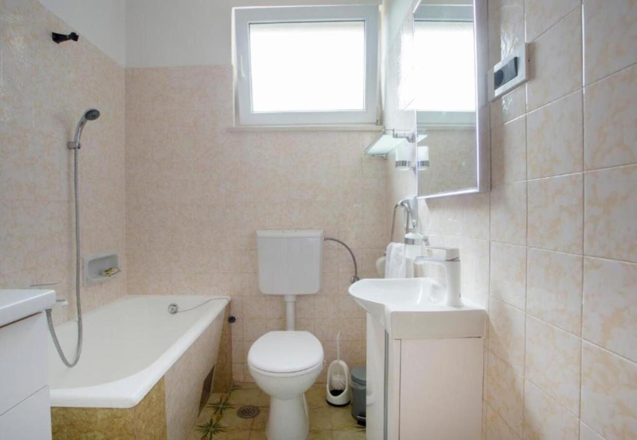 Apartments Damir - 80 M From Beach Postira Luaran gambar